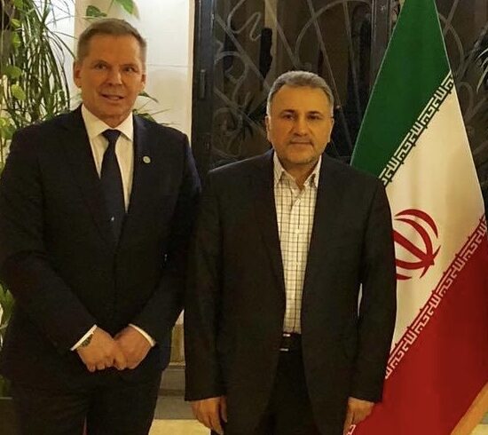 Bilde: Dan Viggo Bergtun sammen med en representant for Foundation of Martyrs and Veterans Affairs of the Islamic Republic of Iran. Vi er enige at menneskeliv må alltid komme før krig, for ingen mål, ingen grenser og ingen seier er mer verdt enn ett eneste liv.