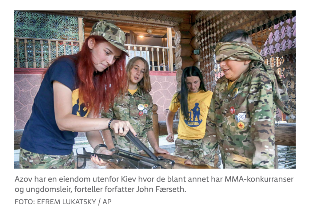 Unge i kamuflasjeklær og Azov-merkede T-skjorter lærer å sette sammen et maskingevær på en ungdomsleir utenfor Kiev.