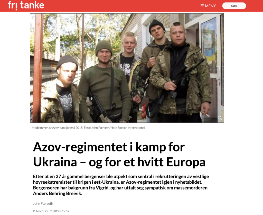 Skjermdump av en Fri Tanke-artikkel med tittelen «Azov-regimentet i kamp for Ukraina – og for et hvitt Europa». Artikkelen viser et bilde av medlemmer av Azov-bataljonen i 2015.