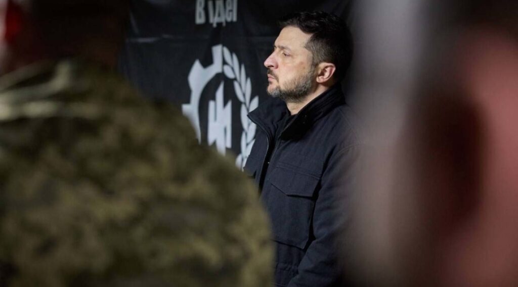 Ukrainas president Volodymyr Zelenskyj besøker soldater fra Rubizh-brigaden ved fronten i Dobropillia-sektoren.