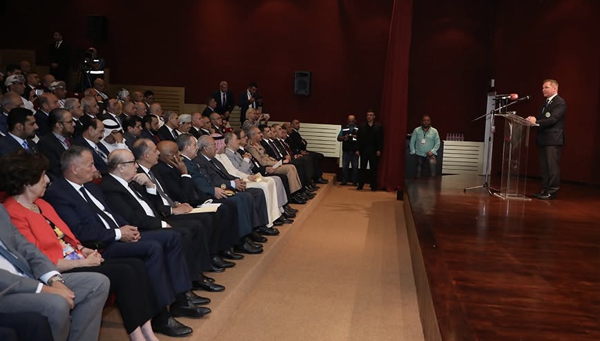 Dan Viggo Bergtun holder tale foran en fullsatt sal under et møte i Arab Veterans League i Beirut.