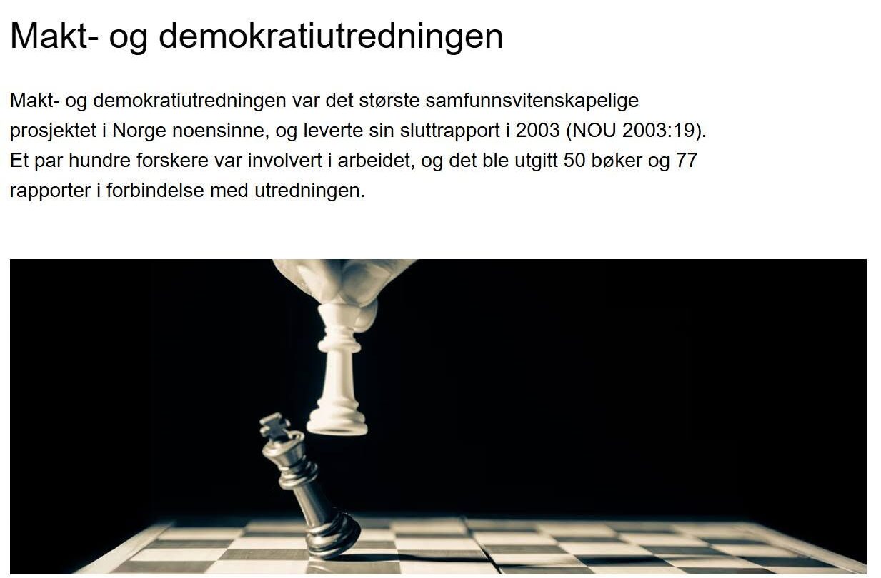 En hvit sjakkbrikke løftes over et brett mens en svart kongebrikke velter, som symbol på maktspill og politisk innflytelse.